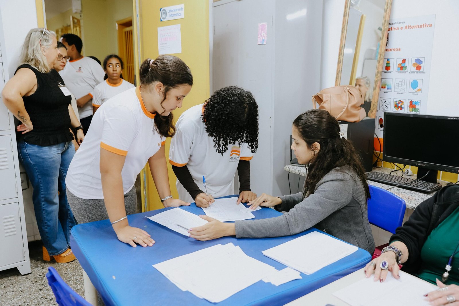 Estudantes e responsáveis participam da eleição para diretores nas escolas municipais de Niterói