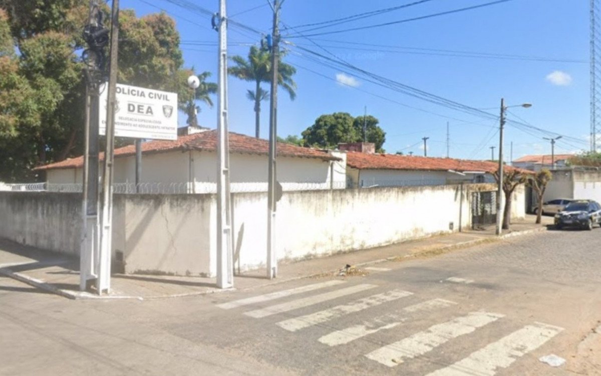 Portão arrombado de delegacia em Natal após invasão de criminosos na Zona Oeste