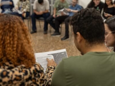 Estudantes durante aula de idiomas no Sesc Niterói