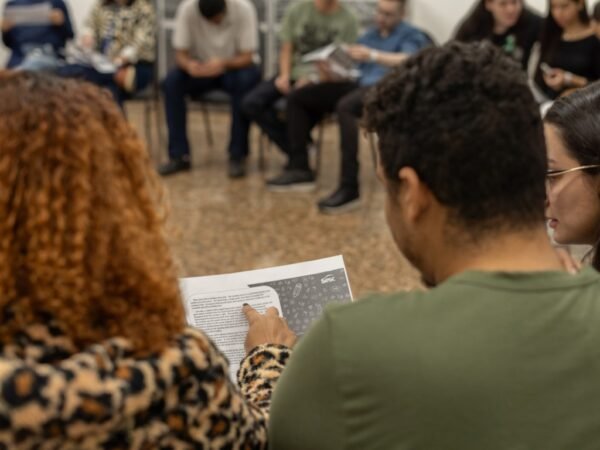 Estudantes durante aula de idiomas no Sesc Niterói