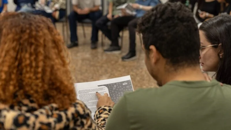 Estudantes durante aula de idiomas no Sesc Niterói