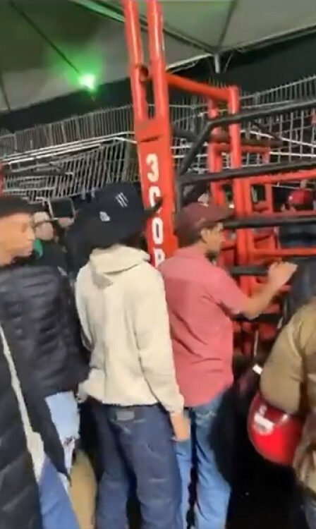 Público presta socorro após desabamento de arquibancada em rodeio no interior de SP