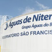 Jovens participando de seleção para estágio na Águas de Niterói