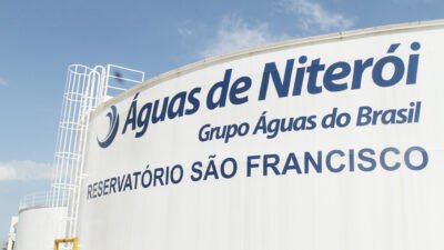 Jovens participando de seleção para estágio na Águas de Niterói
