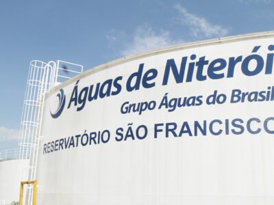 Jovens participando de seleção para estágio na Águas de Niterói