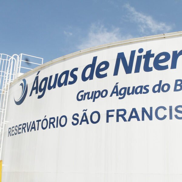 Jovens participando de seleção para estágio na Águas de Niterói