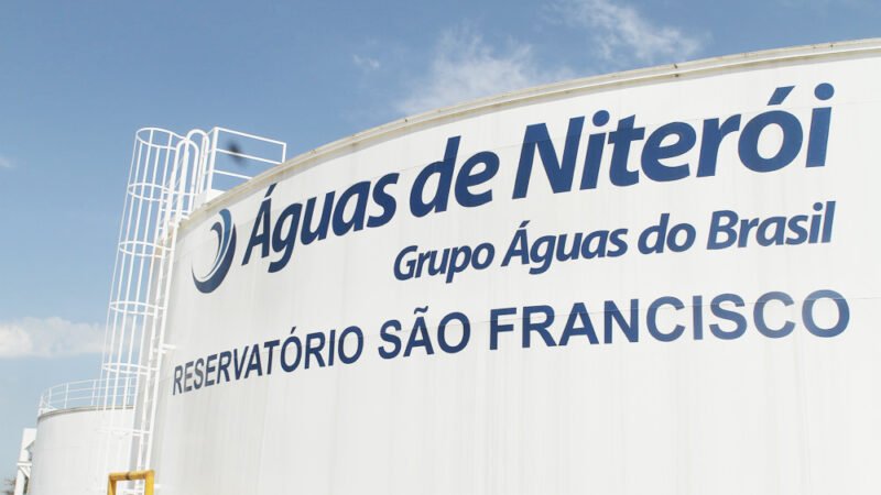 Jovens participando de seleção para estágio na Águas de Niterói