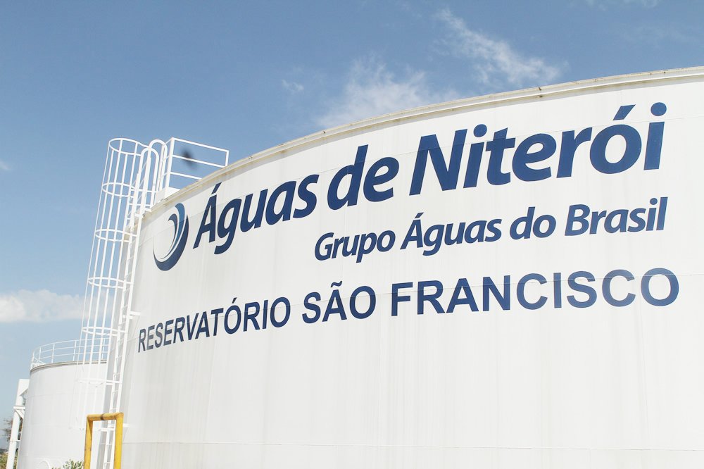 Jovens participando de seleção para estágio na Águas de Niterói