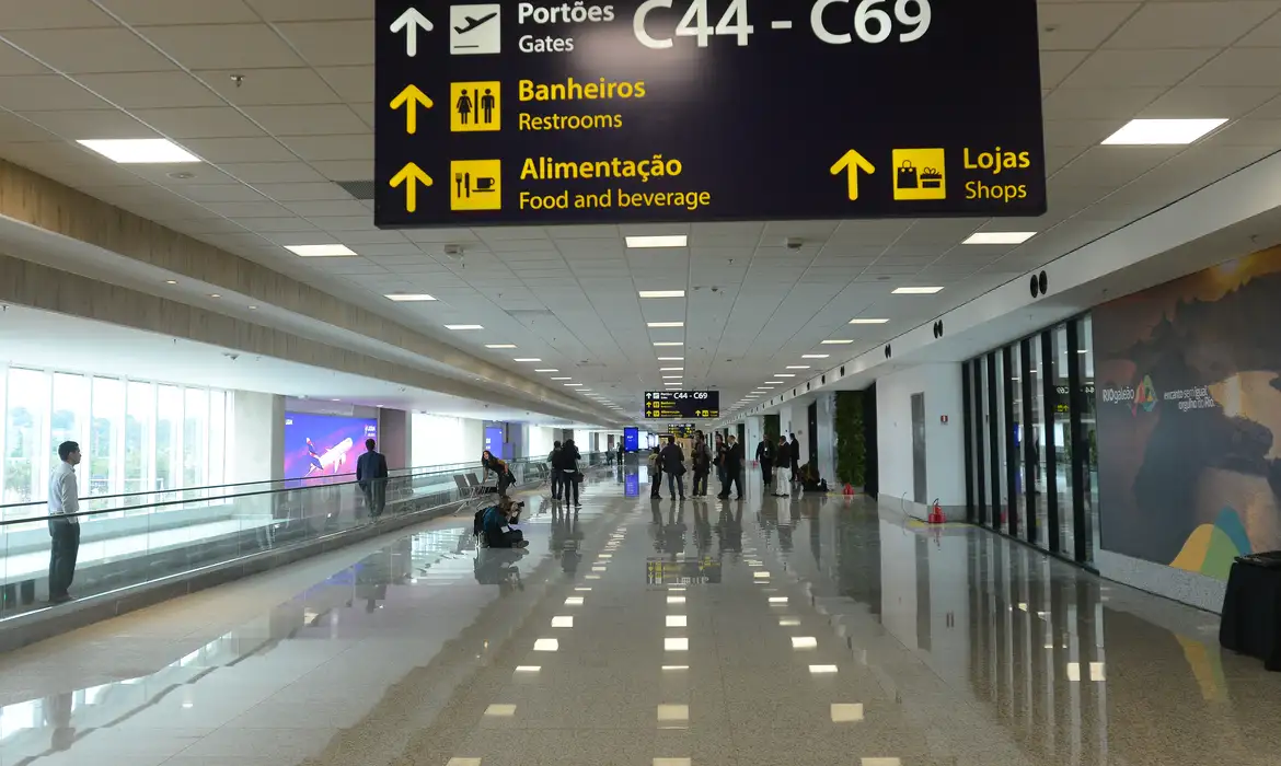Movimento nos aeroportos brasileiros cresce e Aeroporto do Galeão lidera recuperação da aviação no Brasil: Turismo aéreo impulsiona economia com expectativa de aumento na alta temporada | Tânia Rêgo | Agência Brasil
