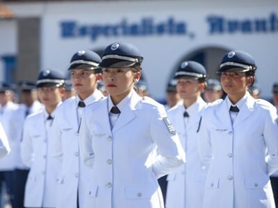 Jovens da FAB em treinamento durante curso de sargento