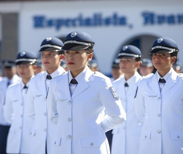 Jovens da FAB em treinamento durante curso de sargento