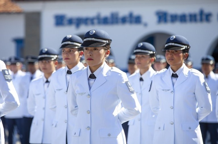 Jovens da FAB em treinamento durante curso de sargento