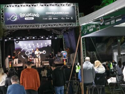 Banda Pedra do Elefante se apresenta no palco do Festival Recantando em Itaipuaçu