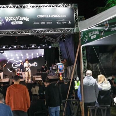Banda Pedra do Elefante se apresenta no palco do Festival Recantando em Itaipuaçu