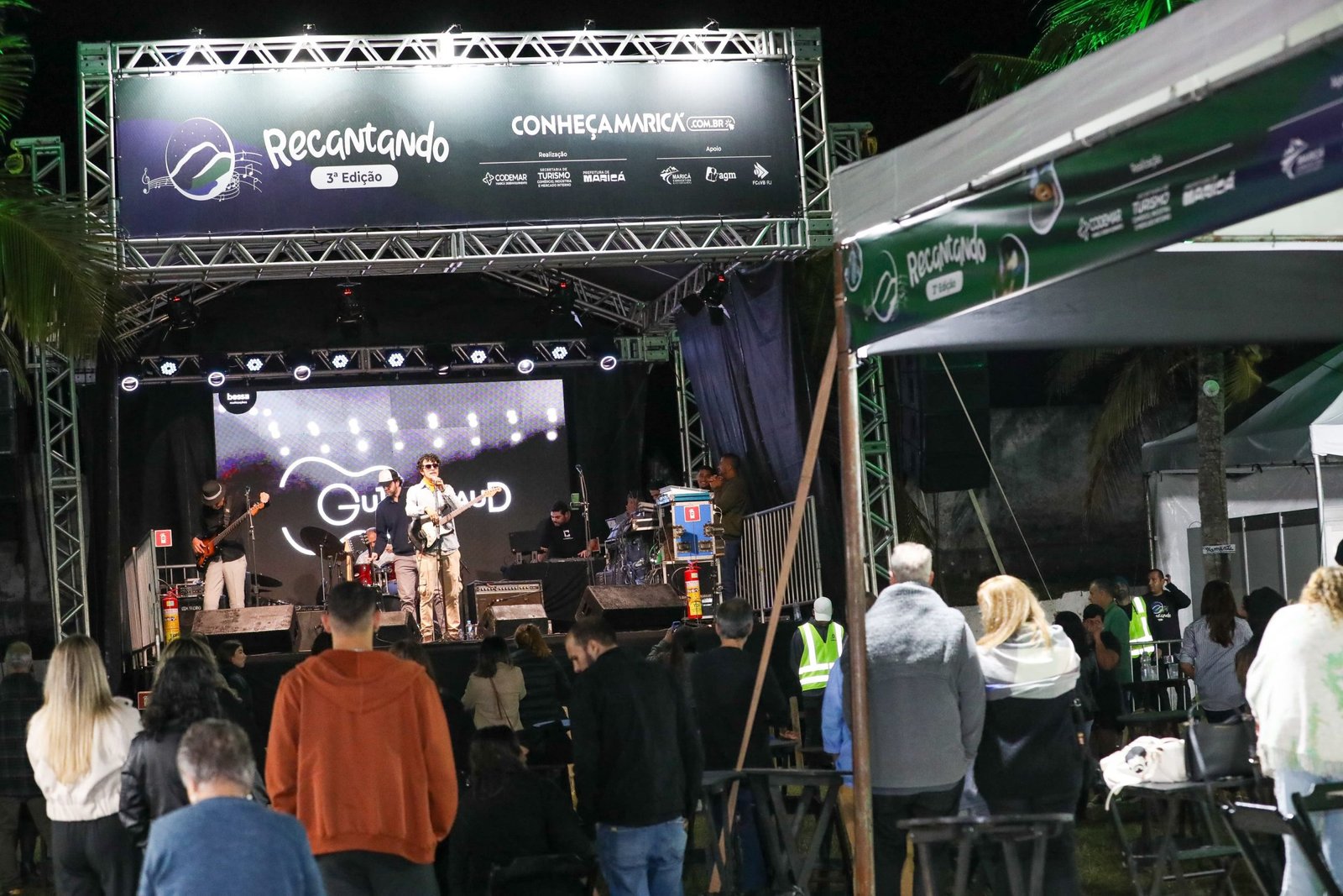 Banda Pedra do Elefante se apresenta no palco do Festival Recantando em Itaipuaçu
