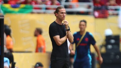 Filipe Luís em treino do Flamengo durante preparação para o Mundial de Clubes