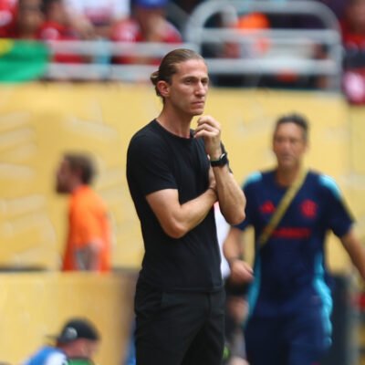 Filipe Luís em treino do Flamengo durante preparação para o Mundial de Clubes