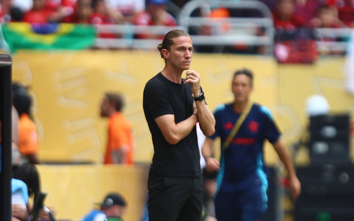 Filipe Luís em treino do Flamengo durante preparação para o Mundial de Clubes