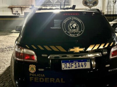 Agente da Polícia Federal conduz suspeito foragido da Alemanha em Copacabana