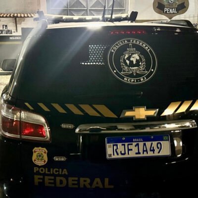 Agente da Polícia Federal conduz suspeito foragido da Alemanha em Copacabana