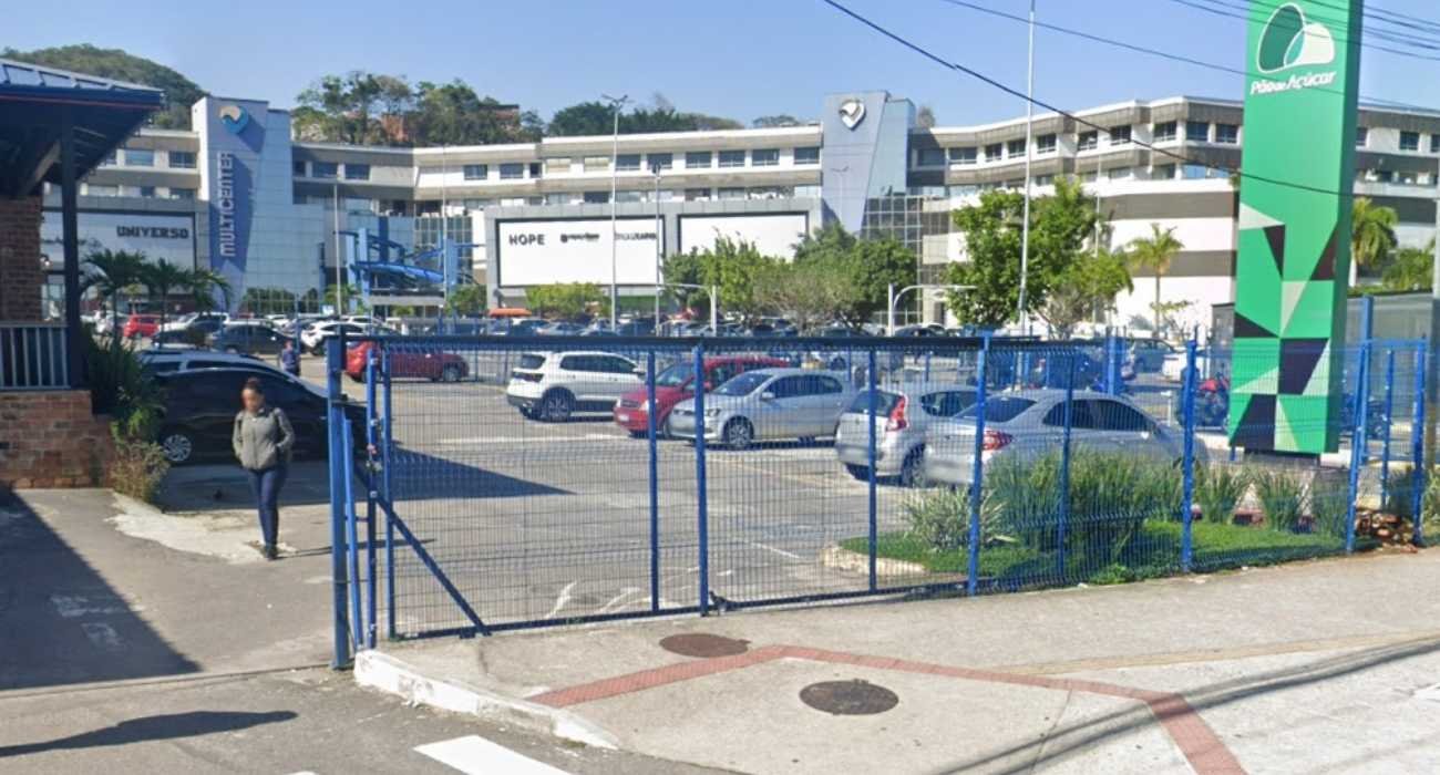 Homem comete furto de carnes para churrasco no Supermercado Pão de Açúcar de Piratininga, que funciona dentro do shopping Itaipu Multicenter, em Niterói.