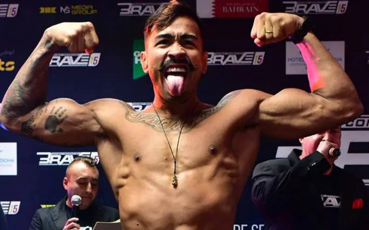 Godofredo Pepey durante combate no UFC antes de sair da organização