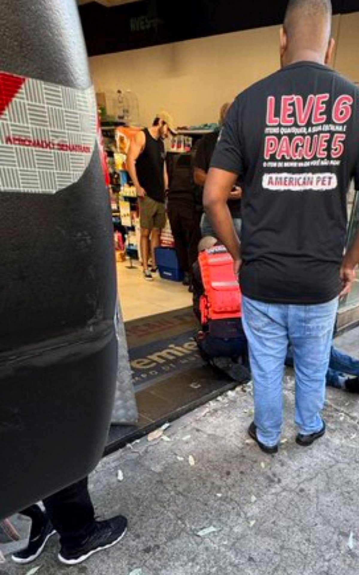 Viatura da PM na Rua Conde de Bonfim após homem ser baleado em tentativa de assalto
