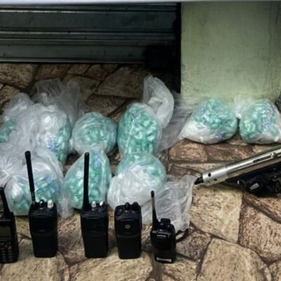 Policiais do 17º BPM exibem submetralhadora apreendida na comunidade Boogie Woogie