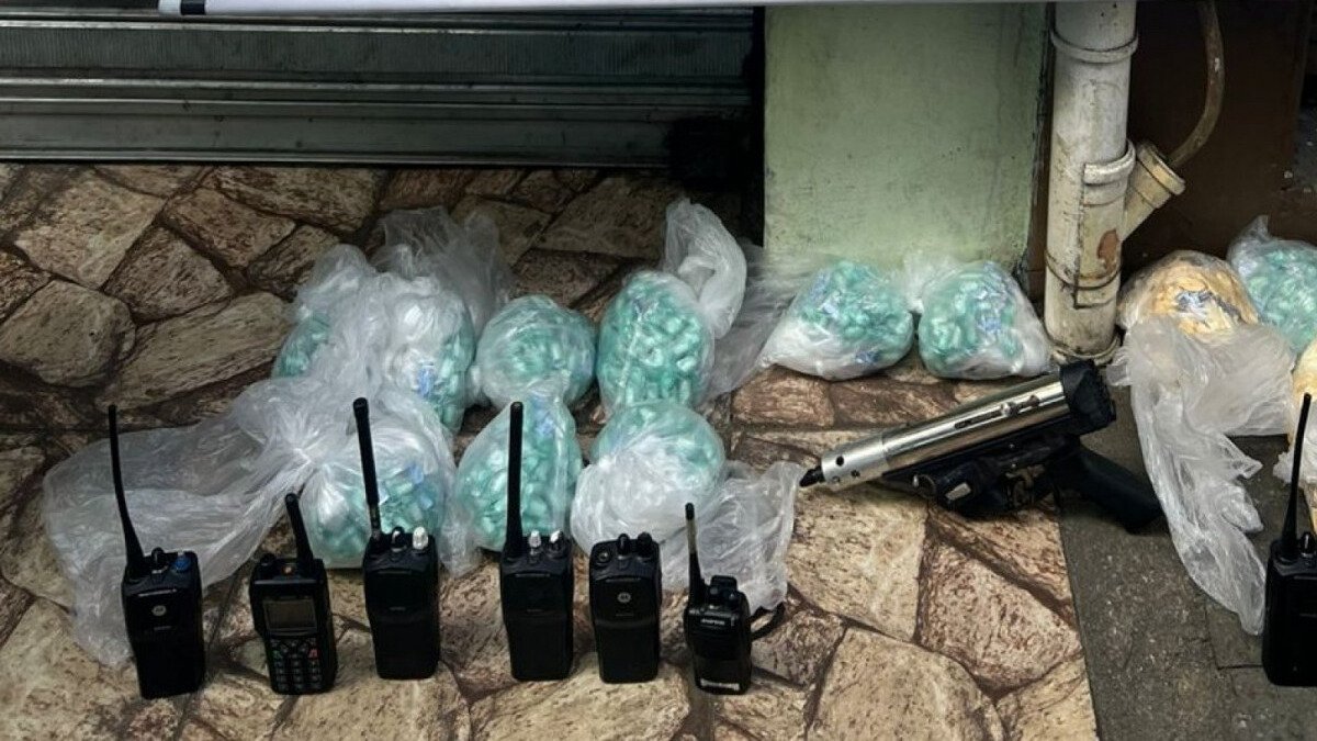 Policiais do 17º BPM exibem submetralhadora apreendida na comunidade Boogie Woogie
