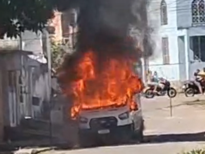 Ambulância do Samu em chamas após ataque em São Gonçalo