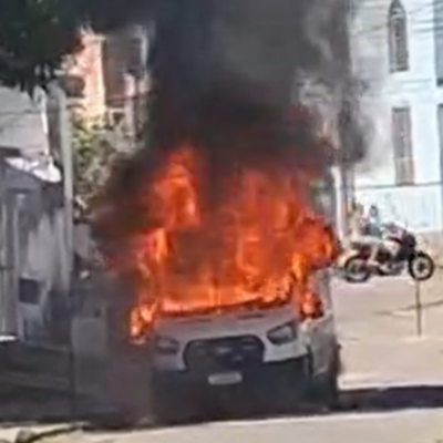 Ambulância do Samu em chamas após ataque em São Gonçalo