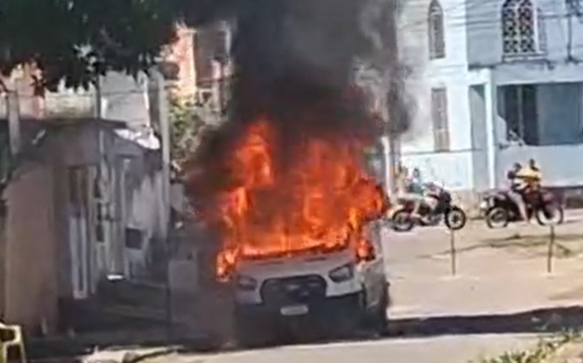 Ambulância do Samu em chamas após ataque em São Gonçalo