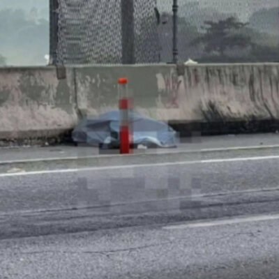 Veículo danificado após atropelamento na BR-101 em São Gonçalo