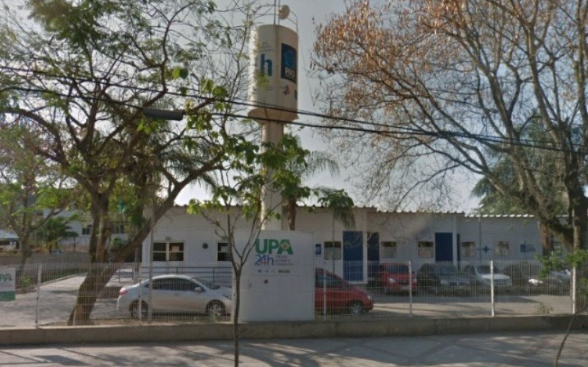 Carro perfurado por tiros após confronto entre facções na Zona Norte do Rio