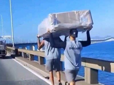 Homens tentam carregar sofá em meio ao trânsito na Ponte Rio-Niterói