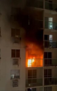 Bombeiros atuam no controle de incêndio em apartamento na Zona Norte do Rio