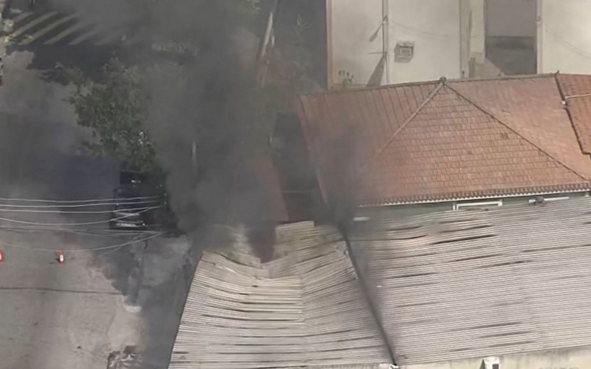 Bombeiros combatem incêndio em galpão na Zona Norte do Rio