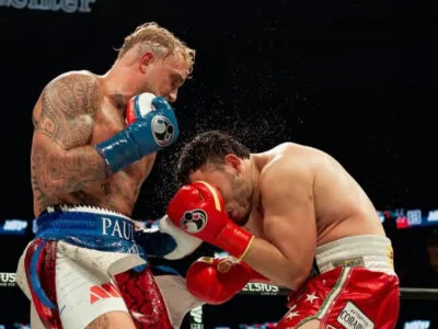Jake Paul levanta os punhos após vitória sobre Chávez Jr.