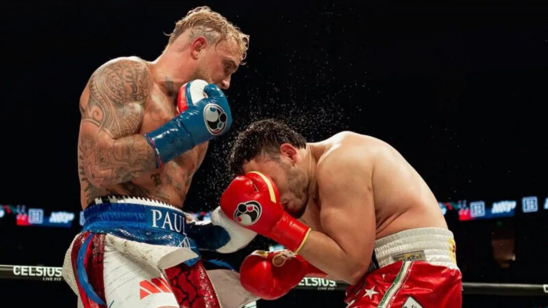 Jake Paul levanta os punhos após vitória sobre Chávez Jr.
