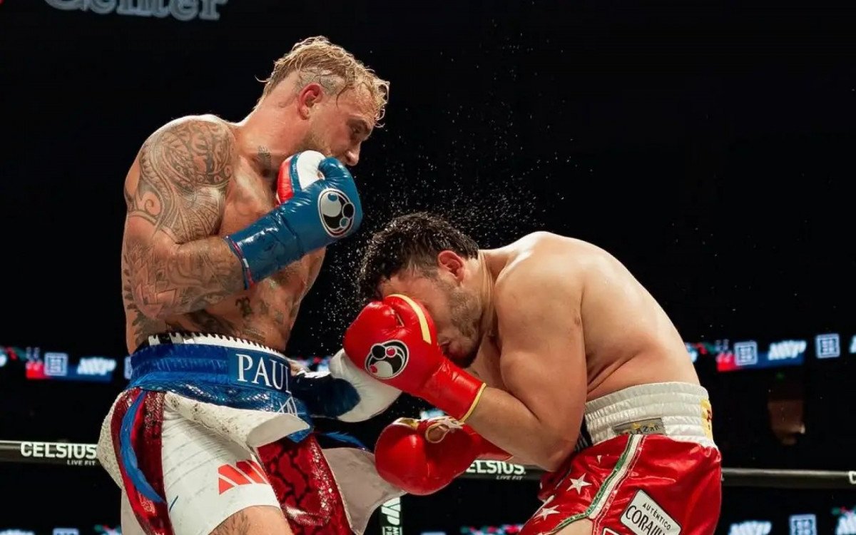 Jake Paul levanta os punhos após vitória sobre Chávez Jr.