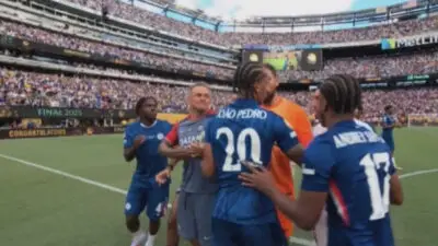 João Pedro sendo contido após confusão com técnico do PSG