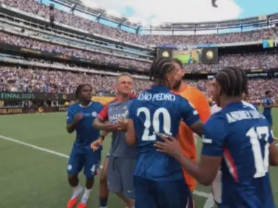 João Pedro sendo contido após confusão com técnico do PSG