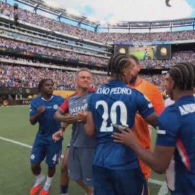 João Pedro sendo contido após confusão com técnico do PSG