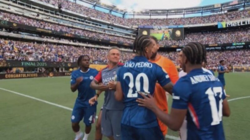 João Pedro sendo contido após confusão com técnico do PSG