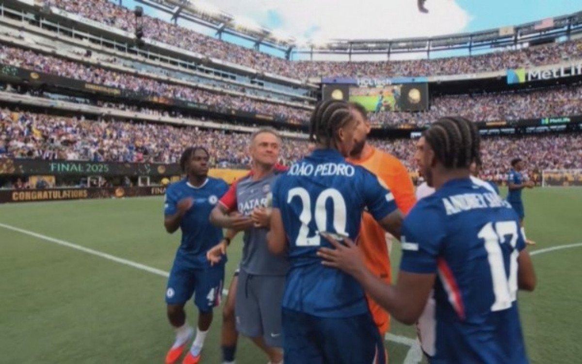 João Pedro sendo contido após confusão com técnico do PSG