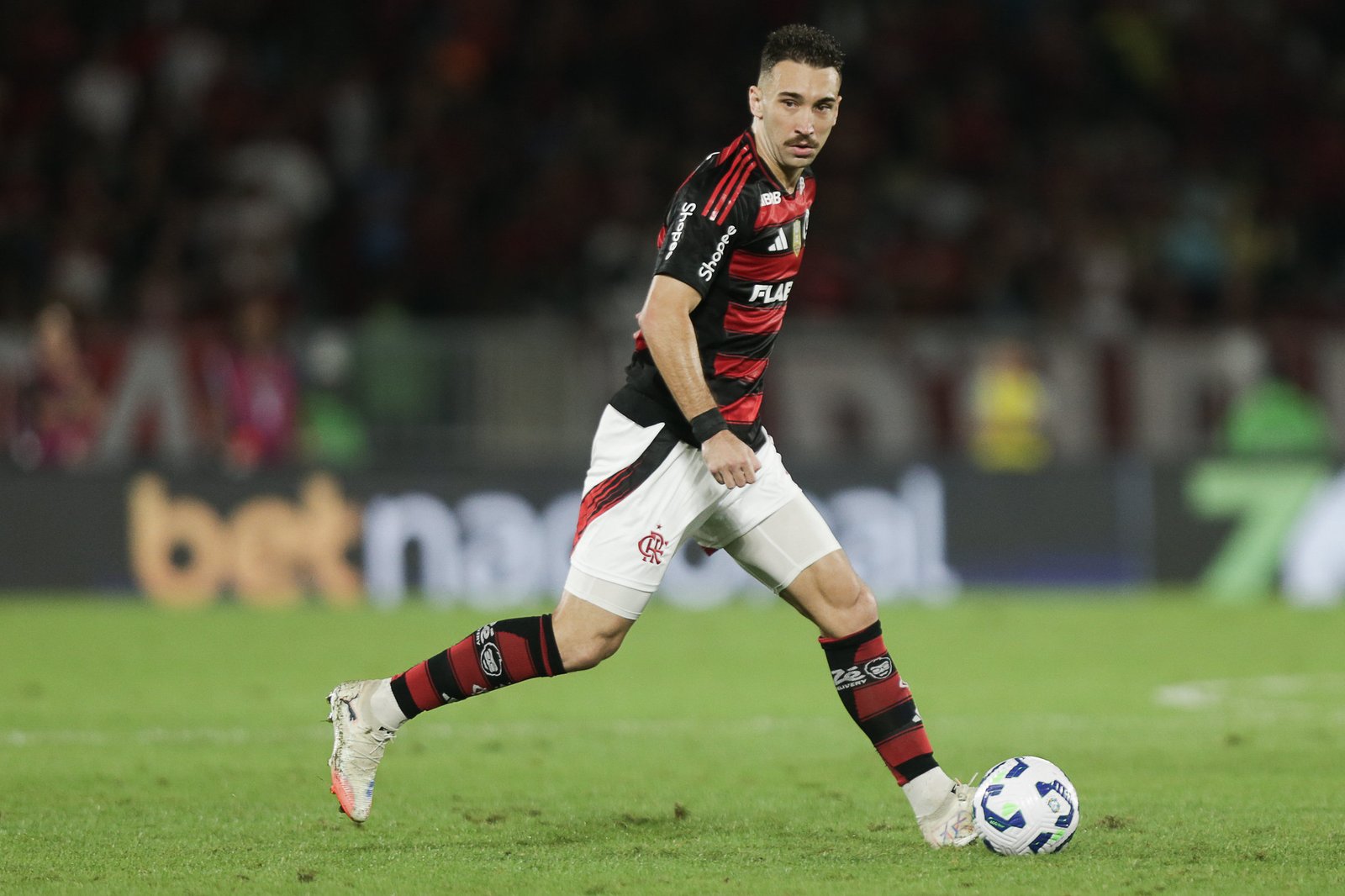 Léo Ortiz faz o gol da vitória do Flamengo sobre o Atlético-MG no Maracanã: Rubro-Negro volta a ser líder do Brasileirão