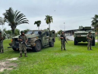 Fuzileiros navais em patrulha no Aterro do Flamengo durante a operação Brics