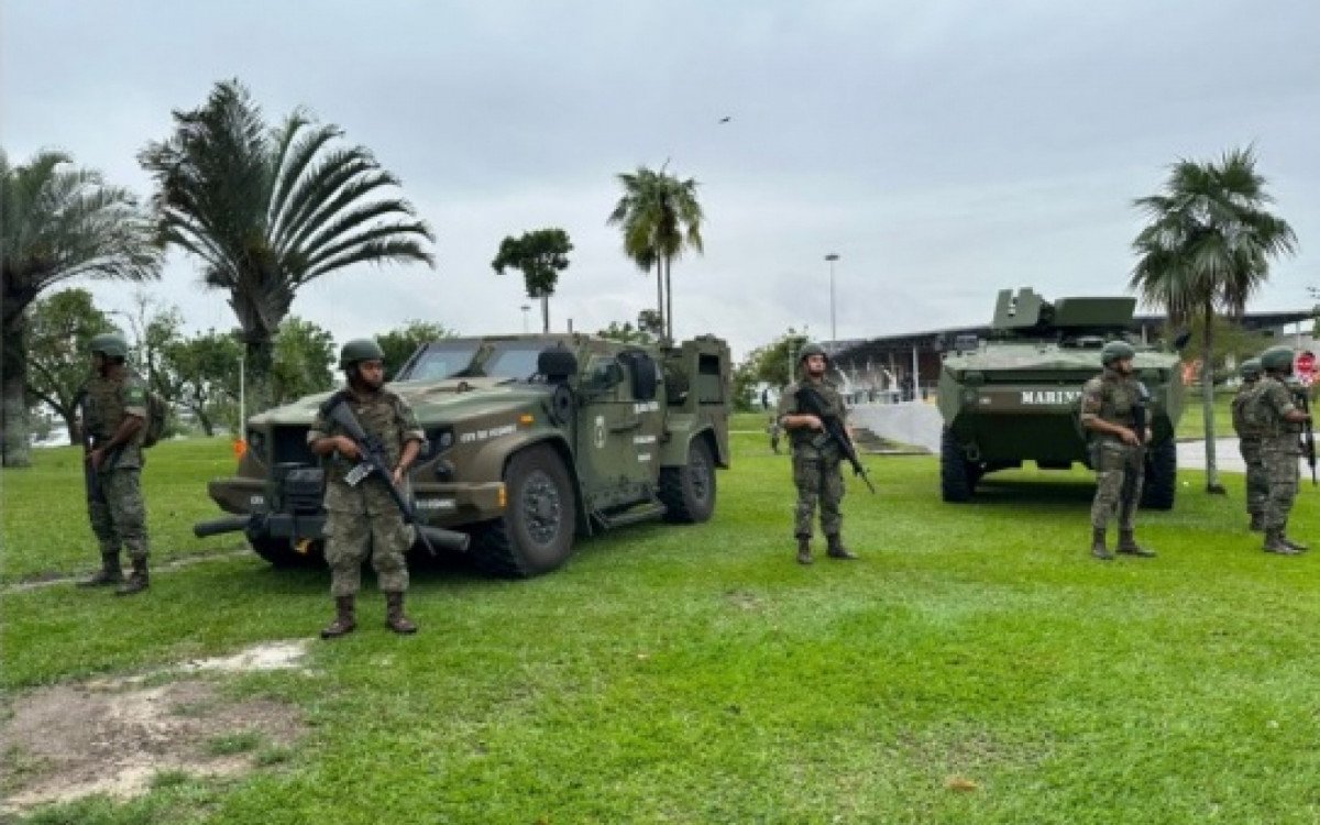 Fuzileiros navais em patrulha no Aterro do Flamengo durante a operação Brics