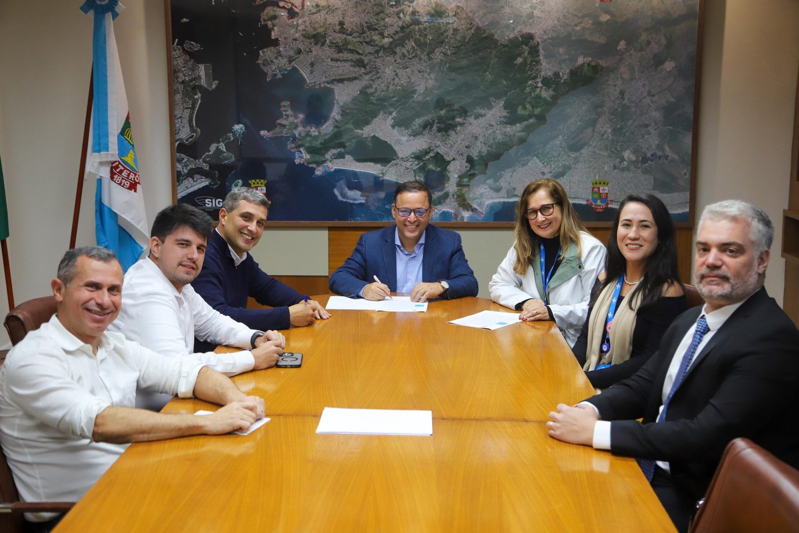 Prefeito Rodrigo Neves e representantes do Sebrae assinam acordo para crédito e capacitação de empresas em Niterói