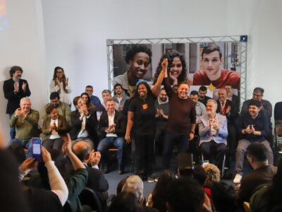 Estudantes comemoram o lançamento do Aluguel Universitário em Niterói